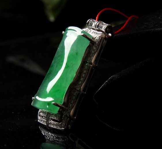 满绿节节高翡翠镶钻挂件50000，宝玉石寄卖